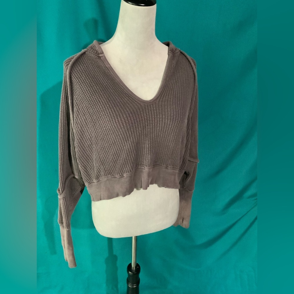 FP ONE, MUTED GRAY CROPPED, RIBBED V-NECK PULLOVER SWEATER
